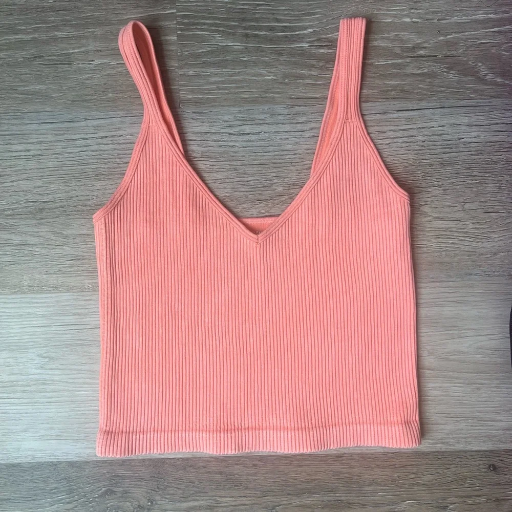 Bella Seamless cropped Coral Ribbed V-Neck Tank Top - Picture 5 of 8